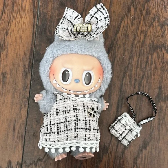 PopMart Labubu Luxury Clothes - Picture 1 of 3